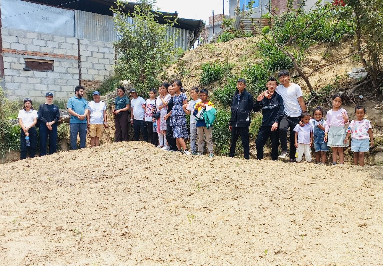 enfants_terrain_futur_orphelinat