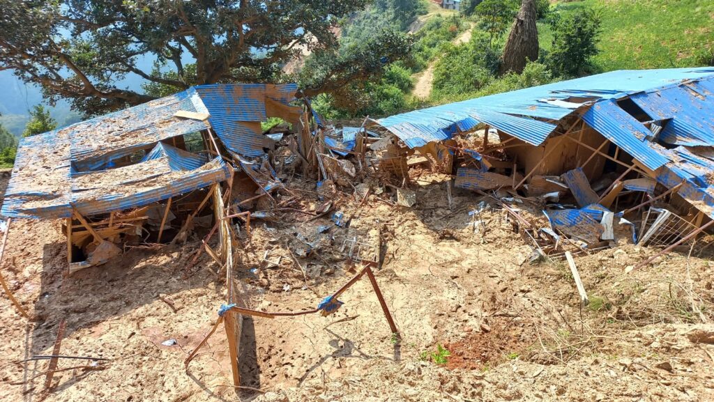 Destructions des constructions de Nepal are à Deurali