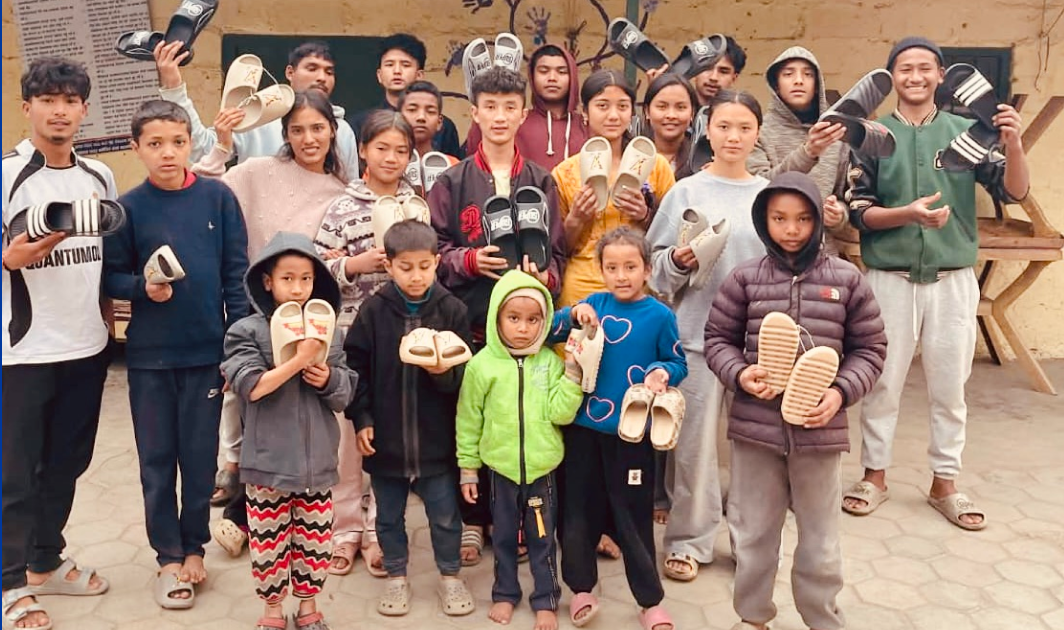 Achat de sandales neuves pour l'orphelinat